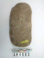 藏品(中型舌刃厚打製石斧)的圖片